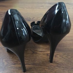 Carlos Santana Black Pumps with Ruffle